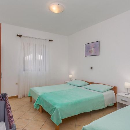 2 Bedroom Beautiful Apartment In Omisalj Luaran gambar