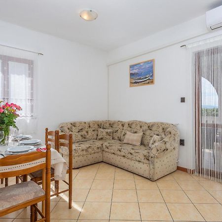 2 Bedroom Beautiful Apartment In Omisalj Luaran gambar