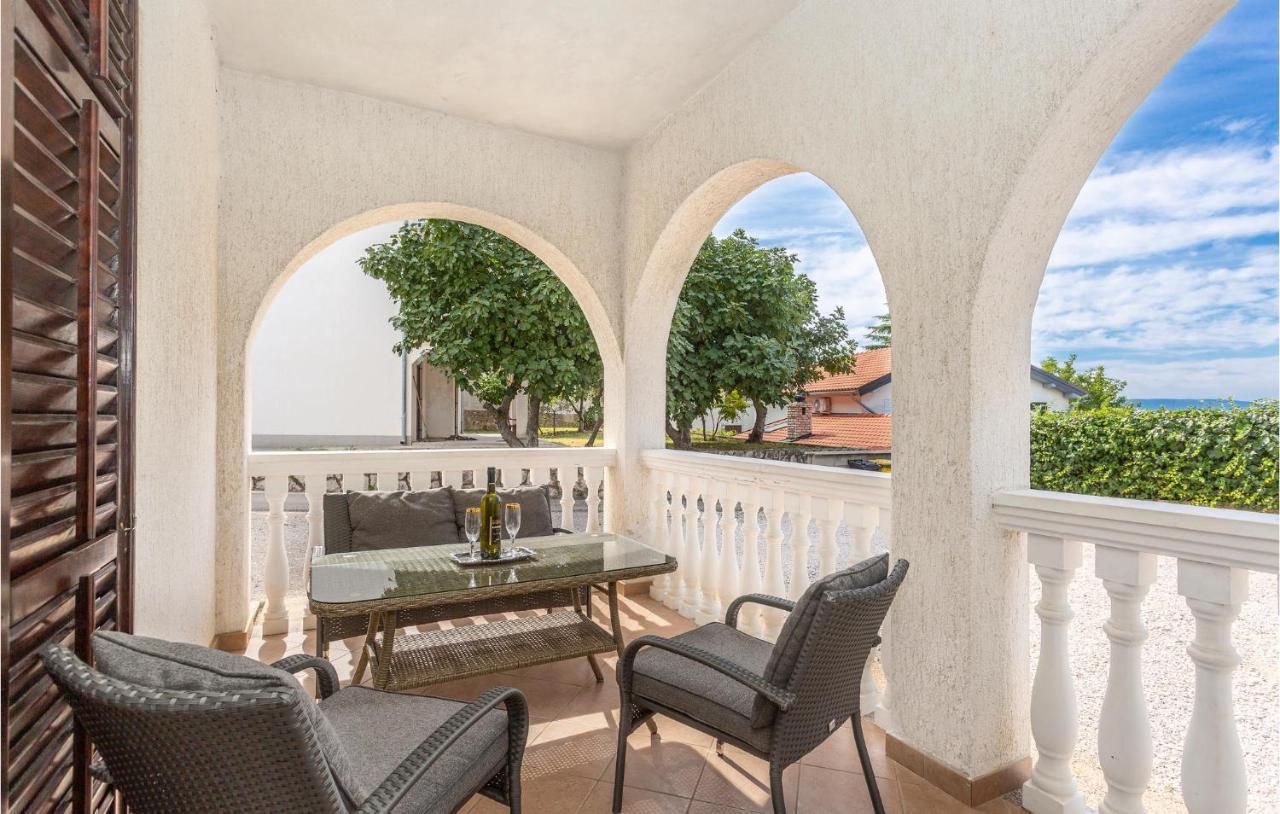 2 Bedroom Beautiful Apartment In Omisalj Luaran gambar