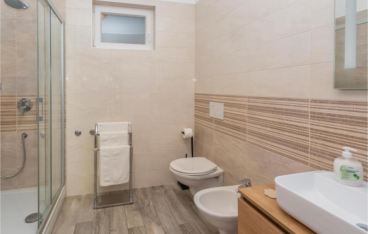 2 Bedroom Beautiful Apartment In Omisalj Luaran gambar