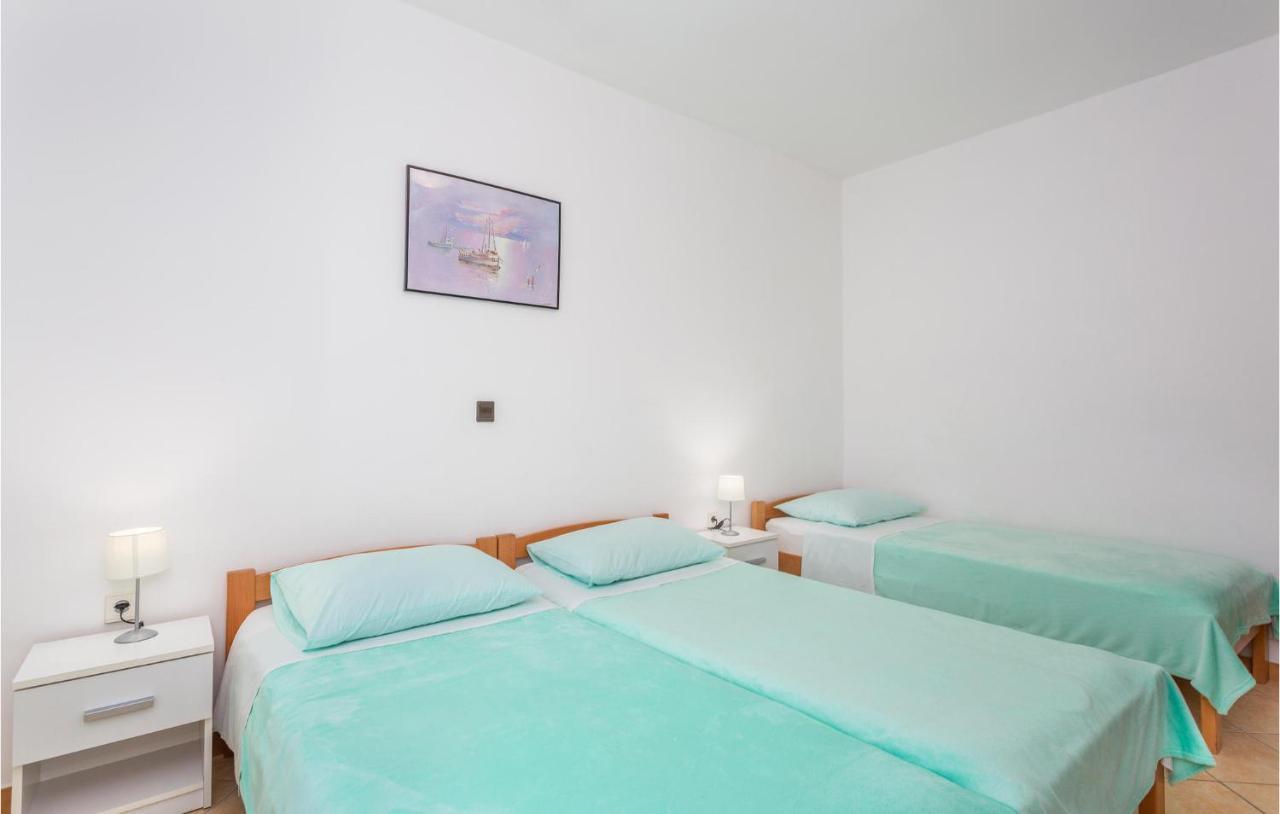 2 Bedroom Beautiful Apartment In Omisalj Luaran gambar