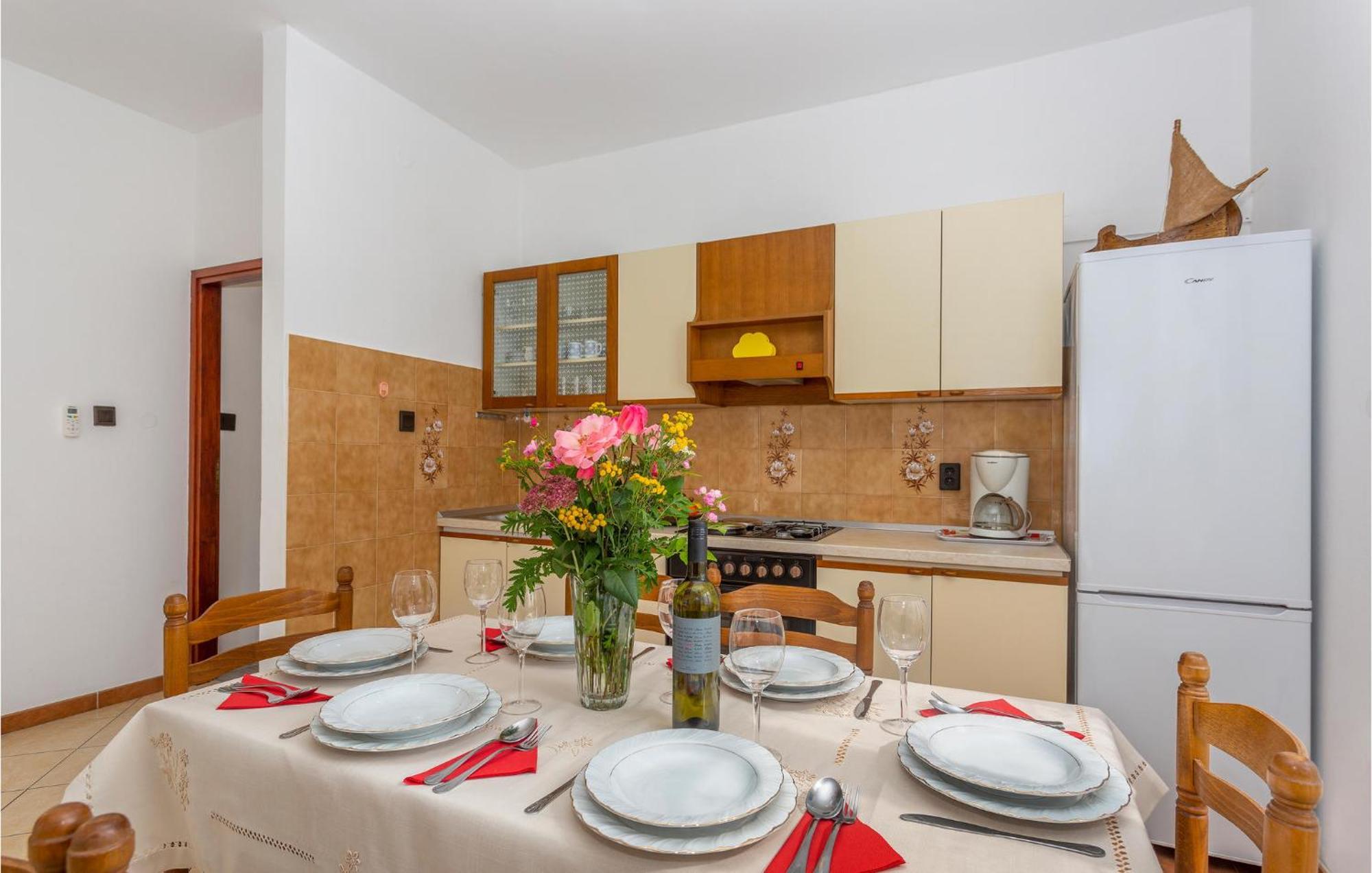 2 Bedroom Beautiful Apartment In Omisalj Luaran gambar