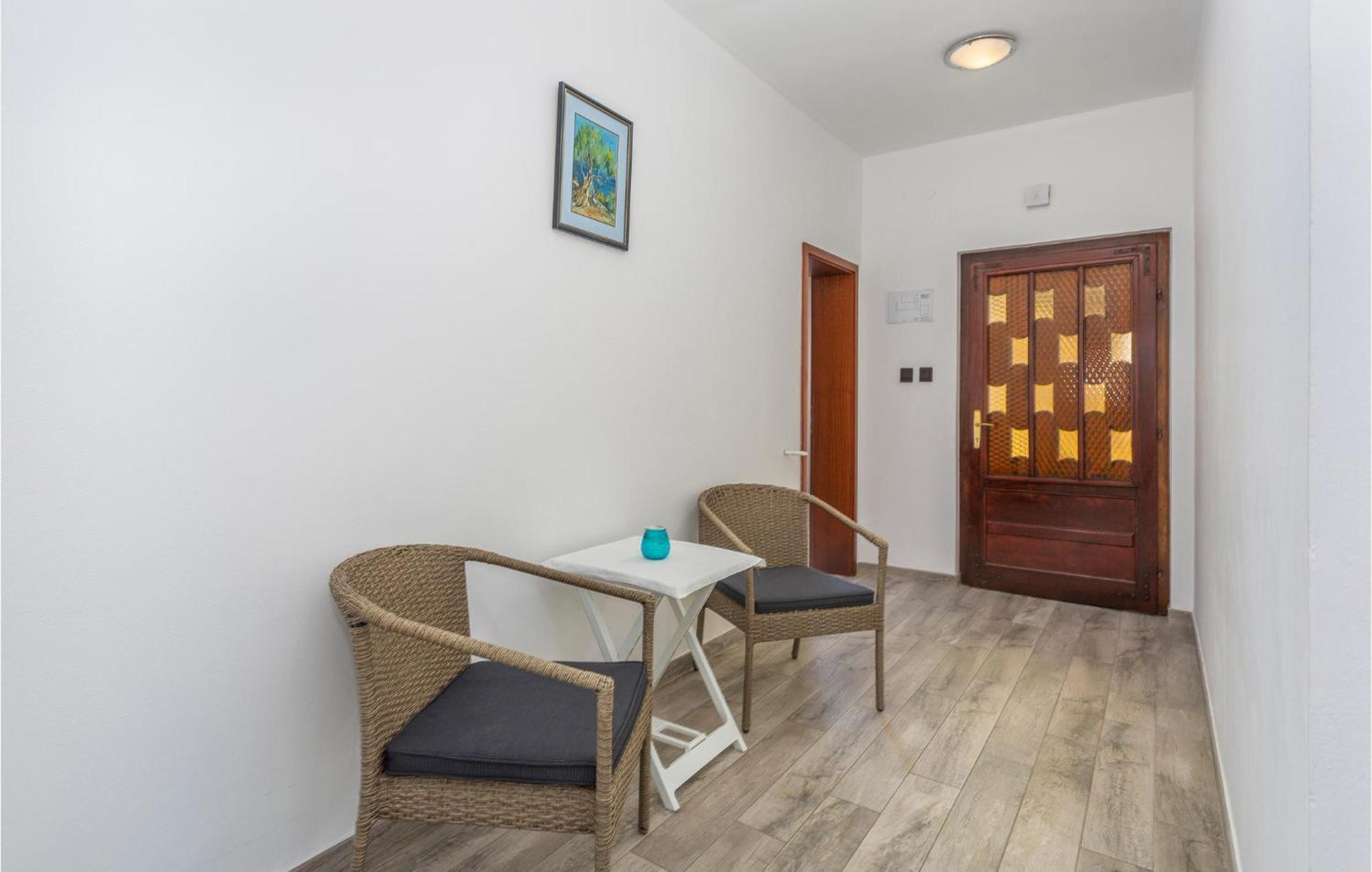 2 Bedroom Beautiful Apartment In Omisalj Luaran gambar